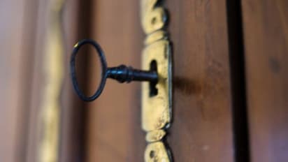 ഒരു വർഷമായി കാണാതായ 14 -കാരി ഒരു വീട്ടിലെ അലമാരക്കുള്ളിൽ, കണ്ടെത്തുമ്പോൾ ​ഗർഭിണിയും... 