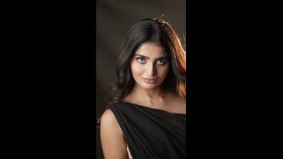 అనన్య నాగళ్ళ సండే ట్రీట్.. వెరైటీ శారీలో అందాల జాతర, కుర్రాళ్ళకి పండగే 