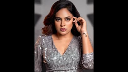 పొట్టి డ్రెస్ లో ‘ఢీ’ భామ పరువాల విందు.. మైండ్ బ్లోయింగ్ పోజులతో హార్ట్ బీట్ పెంచేసిన యంగ్ బ్యూటీ