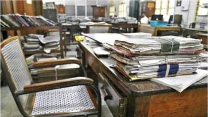 സബ് കളക്ടര്ക്ക് വിവാഹം: കോഴിക്കോട്ടും കൂട്ട അവധി, കല്യാണത്തിന് അവധിയെടുത്ത് പോയത് 22 ജീവനക്കാര്