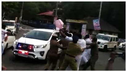 മന്ത്രി റോഷി അഗസ്റ്റിന് നേരെ യൂത്ത് കോണ്‍ഗ്രസ് പ്രതിഷേധം: കരിങ്കൊടി, വാഹനത്തിന് നേരെ കാലിക്കുടം എറിഞ്ഞു 