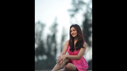 காத்தடிச்சா மானம் போயிடும்..? 5 வயசு அஞ்சலி பாப்பா போல தொடை தெரிய குட்டை கவுனில் சூடேற்றும்  லாஸ்லியா!