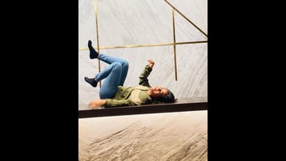 ఫ్లోర్‌పై పడుకుని దీప్తి సునైనా చిలిపి పోజులు.. క్యూట్‌గా కవ్విస్తున్న బిగ్ బాస్‌ బ్యూటీ.. టీషర్ట్ పై చర్చ..