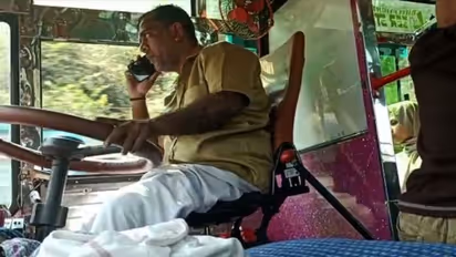 ബസ് ഓടിക്കുന്നതിനിടെ ഫോൺ വിളി; സ്വകാര്യ ബസ് ഡ്രൈവറുടെ ലൈസൻസ് സസ്പെന്റ് ചെയ്തു
