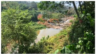 കക്കാടംപൊയിലിൽ പി വി അൻവർ എംഎൽഎയുടെ നേതൃത്വത്തിൽ നിർമ്മിച്ച തടയണകൾ പൊളിക്കുന്നു