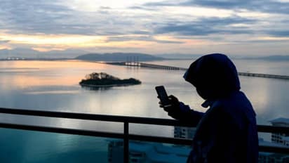 പണമെല്ലാം കൊണ്ടുപോയി, ബാങ്കിന് കുപ്പിബോംബും എറിയിപ്പിച്ചു, 48 -കാരനെ മൊത്തത്തിൽ പറ്റിച്ച് തട്ടിപ്പുകാര്‍