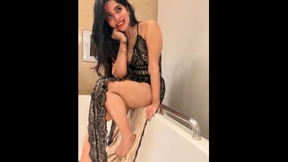 ஃபாண்டா பாட்டில் ஸ்ட்ரக்ச்சர் அழகி திவ்யபாரதியா இது? கல்லூரி நாட்களில் எப்படி இருக்கிறார் பாருங்கள்!