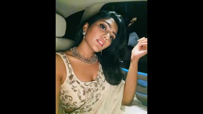 కారులో క్లీవేజ్‌ అందాలు చూపిస్తూ ఈషారెబ్బా విరహ వేదన.. కొంగుజరిపి హాట్‌ ట్రీట్‌ ఇచ్చిన తెలుగు హీరోయిన్‌..