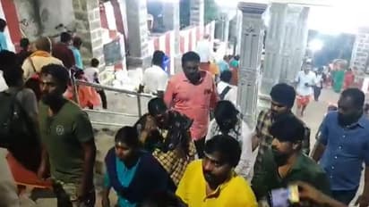 మెట్టు మెట్టుకి కర్పూరం వెలిగిస్తూ సమంత ప్రత్యేక పూజలు.. మరోసారి ఆధ్యాత్మిక బాటలో సామ్, వైరల్ పిక్స్ 