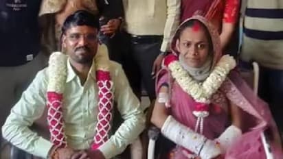 വീണ് കയ്യും കാലും ഒടി‍ഞ്ഞ് വധു, ആശുപത്രിയിലെത്തി വിവാഹം ചെയ്ത് വരൻ