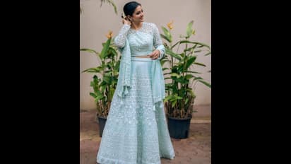 ప్రియమణి క్లాసీ లుక్ కెవ్వు కేక.. కొప్పున పూలు, కళ్ళు చెదిరే లెహంగాలో నిలువెత్తు సోయగాల యువరాణి 