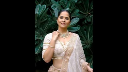 తన భర్తతో జీవితం అలా ఉందంటూ అనసూయ క్రేజీ పోస్ట్..  అదిరిపోయే ఫొటో షేర్ చేసిన స్టార్ యాంకర్!