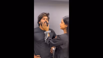 கர்ப்பமாக இருக்கும் தகவலை ரொமான்டிக்காக அறிவித்த சின்னத்திரை ஜோடி கண்மணி - நவீன்! குவியும் ரசிகர்கள் வாழ்த்து!