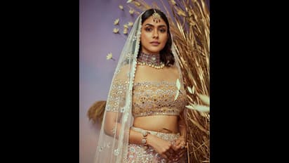 లెహంగా చోళీలో కట్టిపడేస్తున్న మృణాల్ ఠాకూర్.. ఆ నటుడితో  ‘సీతారామం’ హీరోయిన్ సందడి!