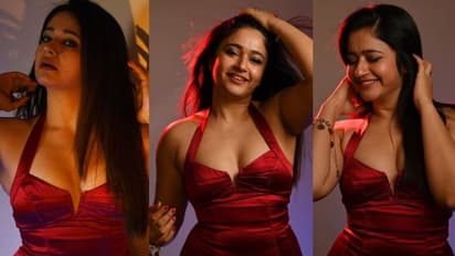 బటన్ విప్పి ఇదేం వాలంటైన్స్ డే బాబోయ్.. స్కిన్ ఫిట్ డ్రెస్ లో భారీ పరువాలతో సెగలు రేపుతున్న పూనమ్ 