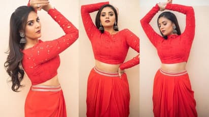 శ్రీముఖి బ్లౌజ్ మొత్తం రంధ్రాలే, చూస్తే తట్టుకోగలరా.. కంప్లీట్ రెడ్ లో విజువల్ ఫీస్ట్ ఇస్తున్న యాంకర్ 