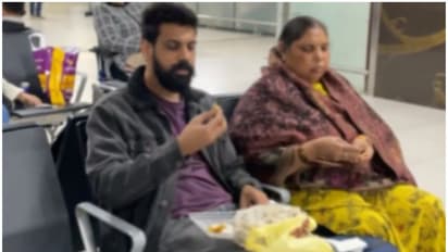 ഭക്ഷണത്തിന് അമിത വില, എയര്പോര്ട്ടില് വച്ച് അമ്മയോടൊപ്പം വീട്ടില് നിന്നുള്ള ഭക്ഷണം കഴിച്ച് യുവാവ്