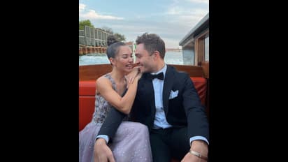 இதுக்கு லிப்லாக்கே பரவால்ல போல..! காதலனின் நாக்கோடு நாக்கை உரசி எமி ஜாக்சன் கொடுத்த பப்பி ஷேம் போஸ்