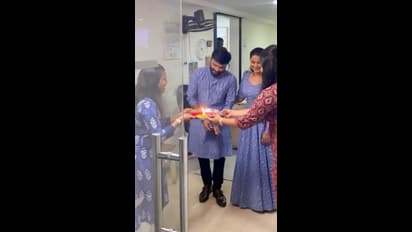 என் புருஷன் தான் எனக்கு மட்டும் தான்..! காதலர் தினத்தில் கணவர் சினேகனுக்கு காலில் மெட்டி அணிவித்த கன்னிகா!