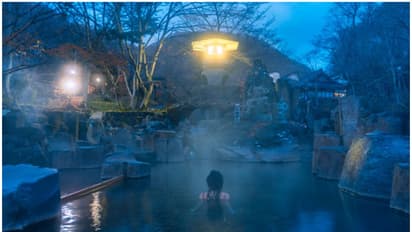 30 വര്‍ഷം, ചൂട് നീരുറവകളില്‍ കുളിക്കുന്ന 10,000 സ്ത്രീകളുടെ ചിത്രങ്ങള്‍ പകര്‍ത്തി; 17 പുരുഷന്മാര്‍ അറസ്റ്റില്‍