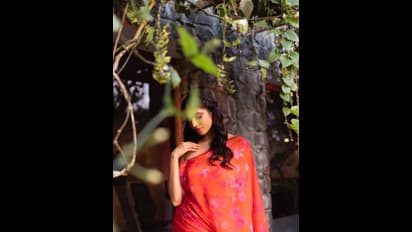 ఏమన్నా అందమా.. రెడ్ శారీలో మాళవిక సొగసైన ఫోజులు, బ్లౌజ్ తో హాట్ టచ్ ఇచ్చిన బ్యూటీ 