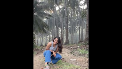 కొంటె పోజులతో మెస్మరైజ్ చేస్తున్న దీప్తి సునైనా.. ఫిదా అయిన అనుపమా పరమేశ్వరన్.. క్యాప్షన్ అదిరిందిగా!