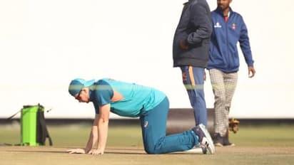 വല്ലതും നടക്കുമോ? ദില്ലിയിലും സ്‌മിത്തിന്‍റെ സൂക്ഷ്‌മ പിച്ച് പരിശോധന; ചര്‍ച്ചയായി ചിത്രം