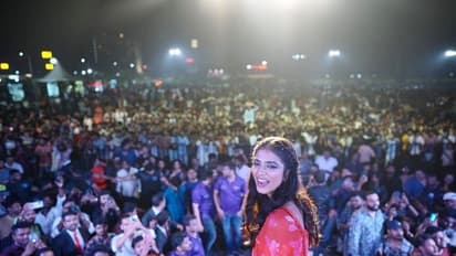 தளபதிக்கு நிகராக ரசிகர்களுடன் ரௌண்டு கட்டி செல்பி எடுத்து மாளவிகா மோகனன்! சமூக வலைத்தளத்தை அலற விட்ட போட்டோஸ்!