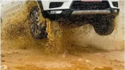 മലപ്പുറത്തെ സ്‌കൂളിൽ കേറി കോളേജ് വിദ്യാ‌ർഥികളുടെ കാർ 'ഷോ'; ഗേറ്റ് പൂട്ടി, കാർ പിടിച്ചിട്ടു, പൊലീസ് എത്തി, പണി!