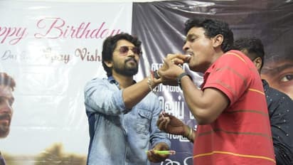 ரசிகர்கள் மற்றும் குடும்பத்தினருடன் பிறந்தநாள் கொண்டாடிய இளம் நடிகர் விஜய் விஷ்வா..! பர்த்டே போட்டோஸ்..!