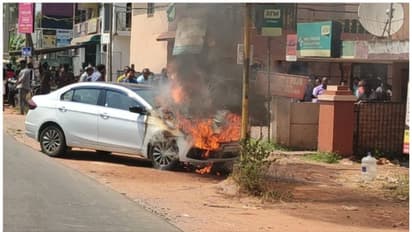 ഹരിപ്പാട് ഓടിക്കൊണ്ടിരുന്ന കാറിന് തീപിടിച്ചു; ആർക്കും പരിക്കില്ല