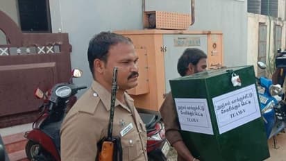 ஈரோடு கிழக்கு தொகுதியில் வெற்றி யாருக்கு.? தபால் வாக்கை பதிவு செய்த காவல்துறையினர்