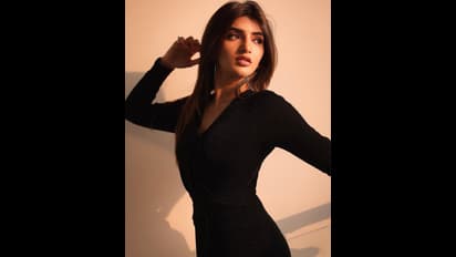 బ్లాక్ ఫిట్ లో ‘ధమాకా’ పిల్లా మైండ్ బ్లోయింగ్ పోజులు.. కవ్వించడంలో కుర్ర భామ రూటే వేరే!