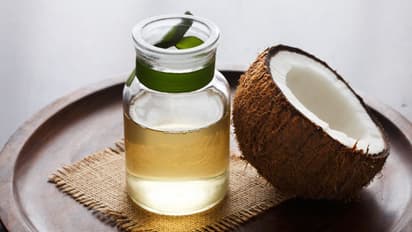 Health Tips : വെളിച്ചെണ്ണയിലാണോ പതിവായി ഭക്ഷണം പാകം ചെയ്യാറ് ? ഇക്കാര്യങ്ങള് അറിയാം