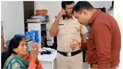 റെയിൽവേ സ്റ്റേഷനിൽ വെച്ച് കൂട്ടംതെറ്റി; വയോധികയെ കുടുംബാം​ഗങ്ങളെ തിരിച്ചേൽപിച്ച് പൊലീസ്; വൈറൽ വീഡിയോ