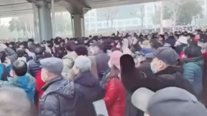 മെഡിക്കല് ആനുകൂല്യങ്ങള് വെട്ടിച്ചുരുക്കി; ചൈനയിലെ തെരുവുകളില് പ്രതിഷേധവുമായി പ്രായമായവര്