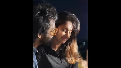 காதலருடன் கண்டமேனிக்கு ரொமான்ஸ்... சோசியல் மீடியாவை சூடேற்றிய பிக்பாஸ் ஆயிஷா காதல் போட்டோஸ்!