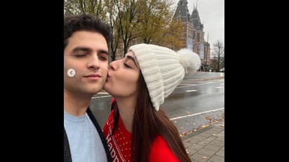 ಕಿಸ್ ಮೂಲಕ ಸಾಮಾಜಿಕ ಜಾಲತಾಣದಲ್ಲಿ ಕಿಚ್ಚು ಹಚ್ಚಿದ IAS ಅಧಿಕಾರಿ ಅಥರ್ ಅಮೀರ್, ಪತ್ನಿ ಮೆಹರೀನ್!