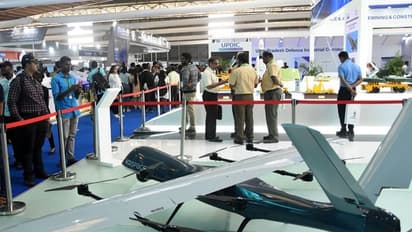 ಏರ್ ಶೋದಲ್ಲಿ ಅಮೆರಿಕಾ ಬ್ಯಾಂಡ್ಗೆ ಜನ ಫಿದಾ: ಭಾರತೀಯ ಸೇನಾ ಬಟ್ಟೆಗೆ ಭಾರೀ ಡಿಮ್ಯಾಂಡ್