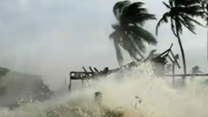 കേരളാ തീരത്ത് ജാഗ്രതാ നിർദേശം, നാളെ രാത്രി വരെ ഉയർന്ന തിരമാലയ്ക്കും കടലാക്രമണത്തിനും സാധ്യത