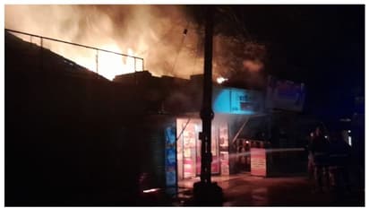 വാടാനപ്പള്ളിയിൽ 4 കടകൾക്ക് തീപിടിച്ചു, ലക്ഷക്കണക്കിന് രൂപയുടെ നാശനഷ്ടം