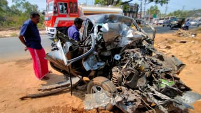 കെഎസ്ആർടിസി ബസിന് മുന്നിലേക്ക് കാർ ഇടിച്ചുകയറി, കാർ യാത്രക്കാരിയായ വയോധിക മരിച്ചു