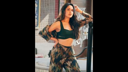 ప్రగ్యా జైస్వాల్ పరువాల విందు.. టాప్ విప్పి ఈ మంటలు మీ కోసమే అంటూ కొంటెగా.. 