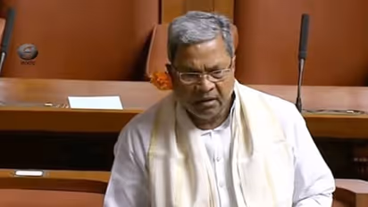 Karnataka budget: கர்நாடக பட்ஜெட்| காதில் பூ வைத்து வந்த காங்கிரஸ் எம்எல்ஏக்கள்