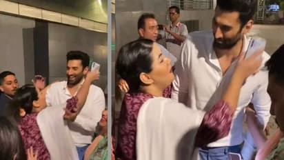 ఆదిత్యరాయ్ కపూర్ కు ముద్దు పెట్టబోయిన లేడీ ఫ్యాన్, రొమాంటిక్ హీరో ఏం చేశాడంటే..?