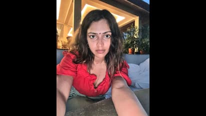 మేకప్‌ లేకుండా వంగి అందాలు వడ్డించిన అమలాపాల్‌.. క్యూట్‌ అందాలతో కనువిందు.. 