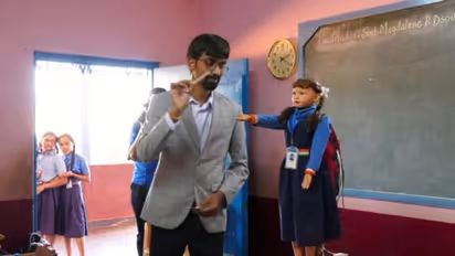 Uttara Kannada: ಆಟದೊಂದಿಗೆ ಮಕ್ಕಳಿಗೆ ಪಾಠ ಮಾಡಲು ಬಂದ್ಲು ಪುಟಾಣಿ ರೋಬೋ ಶಿಕ್ಷಾ!