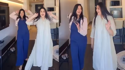 సంఘవితో కలిసి స్టెప్పులేసిన మీనా.. ఇద్దరు హీరోయిన్ల డాన్స్ కు నెటిజన్లు ఫిదా