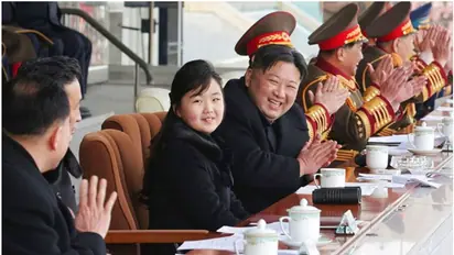 കയ്യടിച്ച്, ആർത്തുവിളിച്ച്! കിം ജോങ് ഉൻ പൊതുവേദിയിൽ; ഒപ്പമുണ്ടായിരുന്നത് പിൻഗാമിയെന്ന സൂചനയോ? ചർച്ച സജീവം