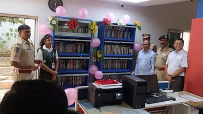 చిన్నారి బాలిక విజ్ఞప్తికి స్పందించిన సైబరాబాద్ సీపీ స్టీఫెన్ రవీంద్ర.. సనత్‌నగర్ పీఎస్‌లో లైబ్రరీ ప్రారంభం